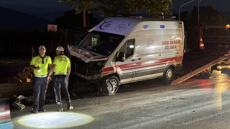 Bursa'da kafa kafaya çarpıştılar; Sürücü yaralandı