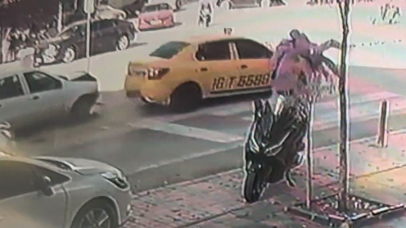 Bursa'da kahreden an;  Anne ve bebeğe otomobil böyle çarptı