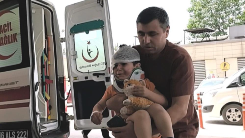 Bursa'da kahreden kaza; Oyuncağını bırakmadı