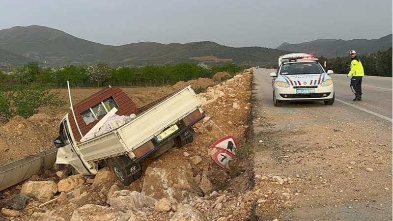 Bursa'da kamyonet şarampole uçtu