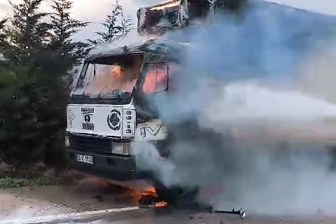 Bursa'da kamyonet yangınına muhtar müdahalesi
