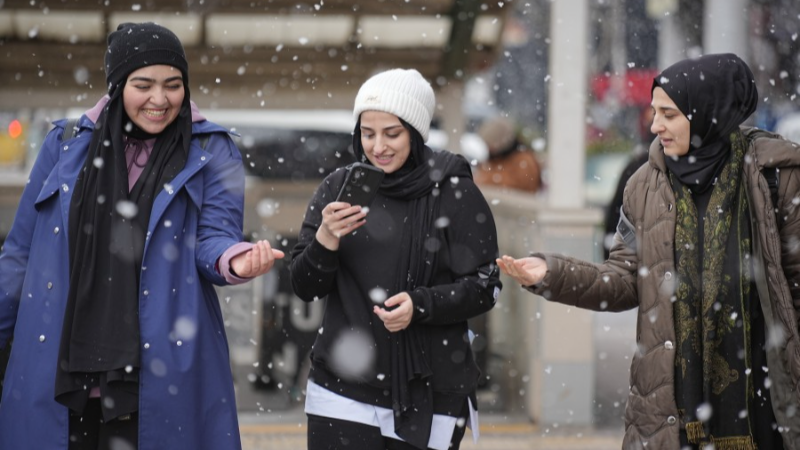 Bursa'da kar yağışı yüzleri gülümsetti