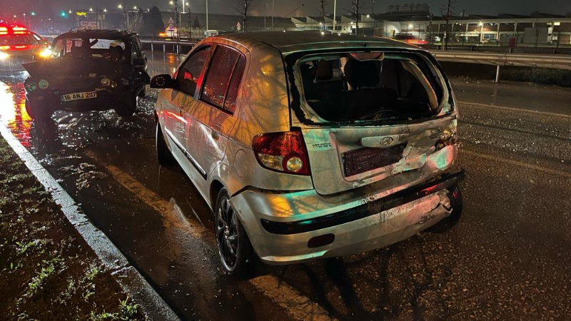 Bursa'da kayganlaşan yol kazaya neden oldu; 1'i çocuk 5 yaralı...