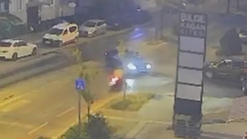 Bursa'da kaza oldu, bir kişi kucağında çocuğuyla yardıma koştu!