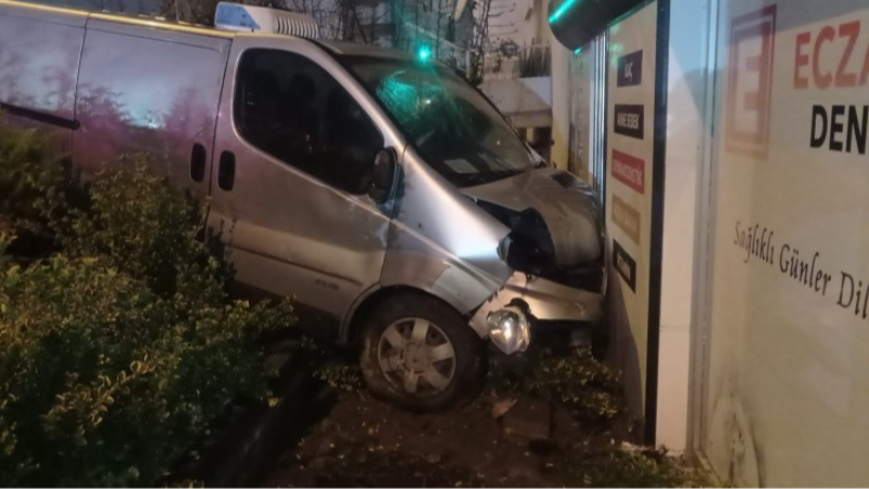 Bursa'da kaza sonrası eczanenin bahçesine böyle daldı