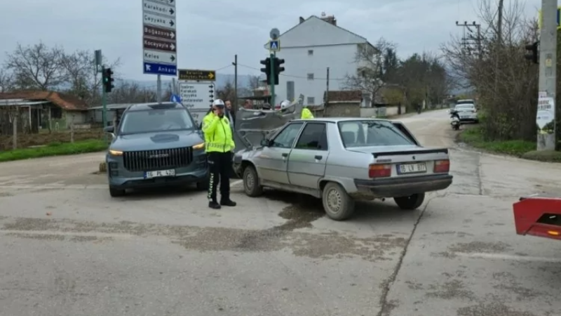 Bursa'da kırmızı ışıkta geçince olanlar oldu