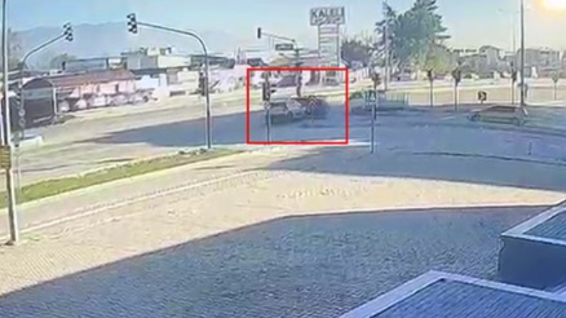 Bursa'da kırmızı ışıkta geçti, olanlar oldu;  2 kadın yaralı