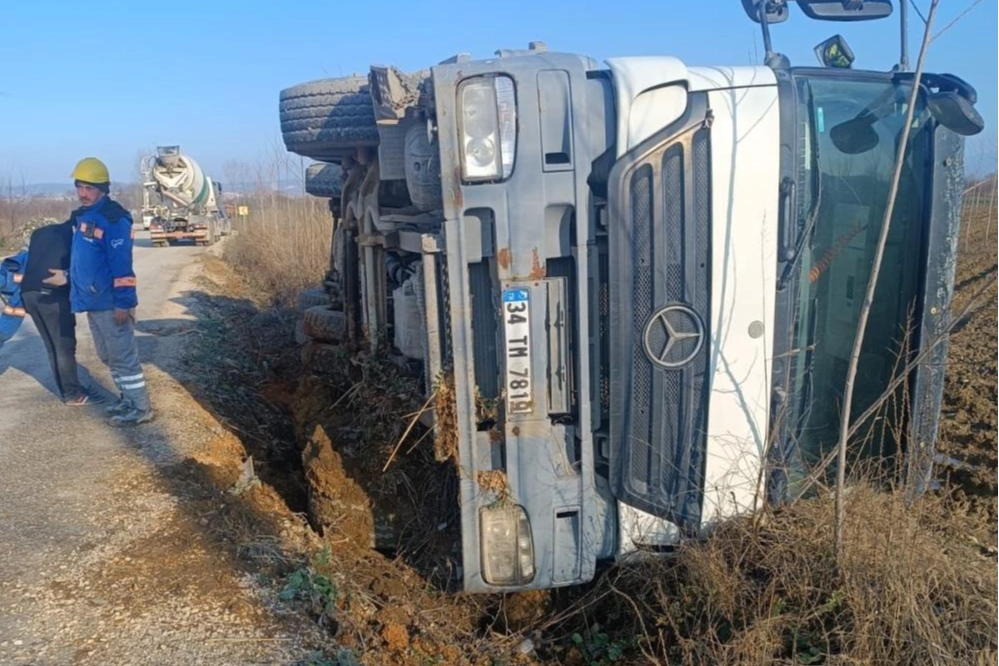 Bursa'da kontrolden çıkan beton mikseri devrildi