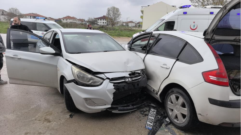 Bursa'da kontrolden çıkan otomobil dehşet saçtı