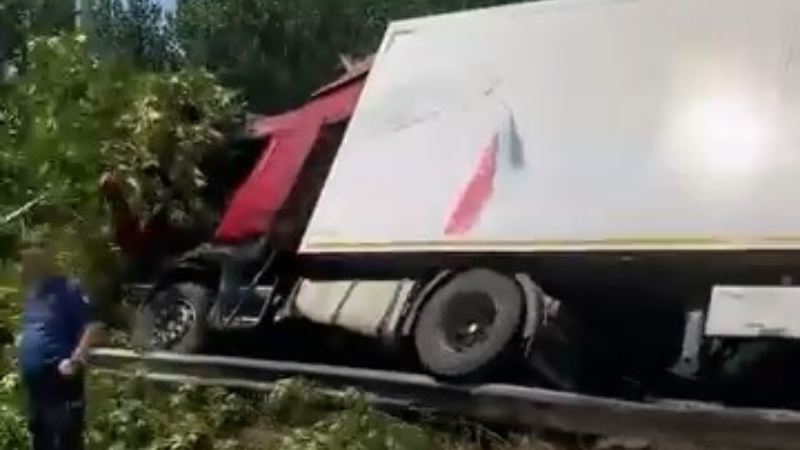 Bursa'da kontrolden çıkan tır devrildi