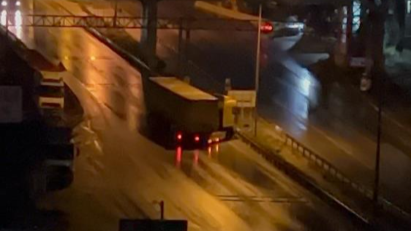 Bursa'da kontrolden çıkan tır zor anlar yaşattı