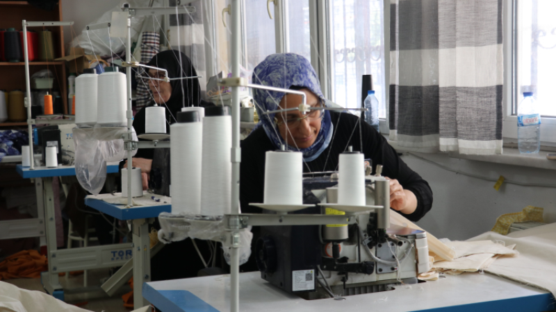 Bursa'da kooperatifleşen kadınlar ev tekstili üretimi yapıyor