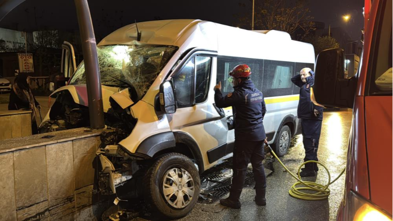 Bursa'da korkulu dakikalar; Servis minibüsü alt geçit duvarına çarptı
