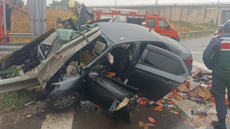 Bursa'da korkunç kaza; Bariyerlere saplandı!