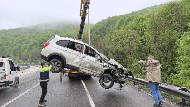 Bursa'da korkunç kaza; Ormana uçtu...