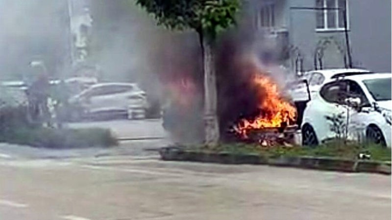 Bursa'da korkutan görüntü; Araç küle döndü