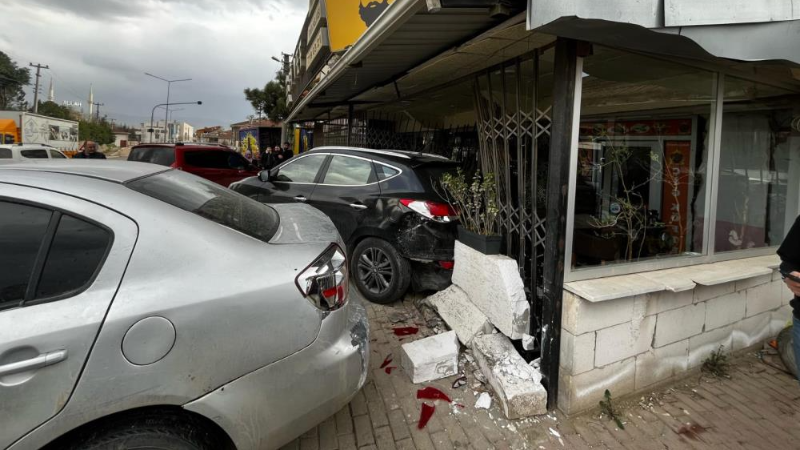 Bursa'da korkutan kaza; Önce ağaça, sonra dükkana daldı