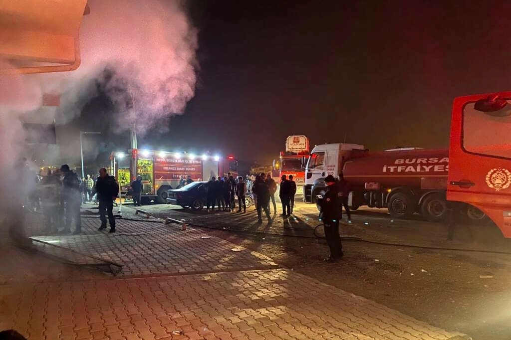 Bursa’da korkutan yangın! Market deposu alevlere teslim oldu