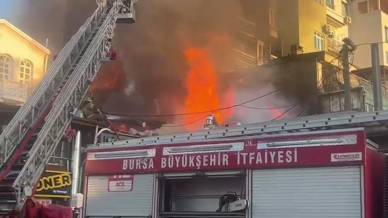 Bursa'da korkutan yangında 5 dükkan zarar gördü