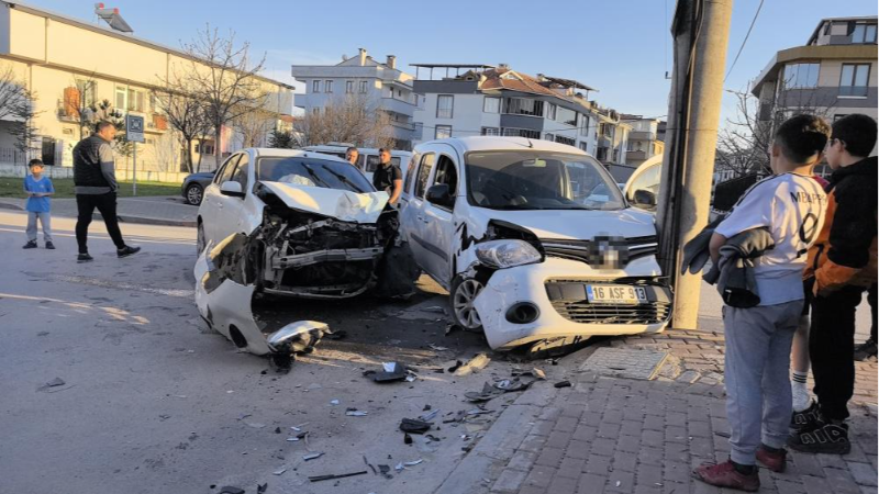 Bursa'da korkutucu kaza; Araçlar bu hale geldi