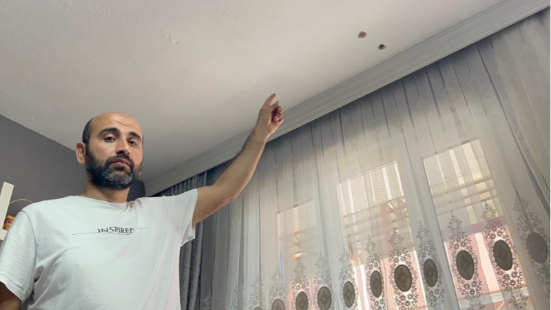 Bursa'da küçük kardeş abisini çileden çıkardı; Tavanı deldi...