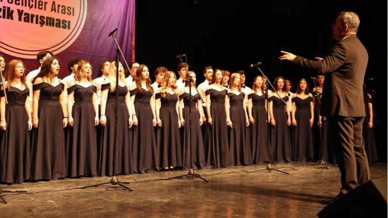 Bursa'da liseli gençler izleyenleri mest etti
