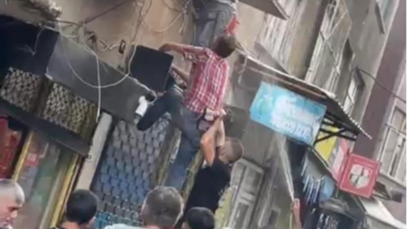 Bursa'da mahalleli yangında mahsur kalan kadını böyle kurtardı
