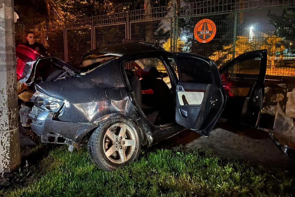 Bursa'da makas atarak ilerleyen araç bu hale geldi