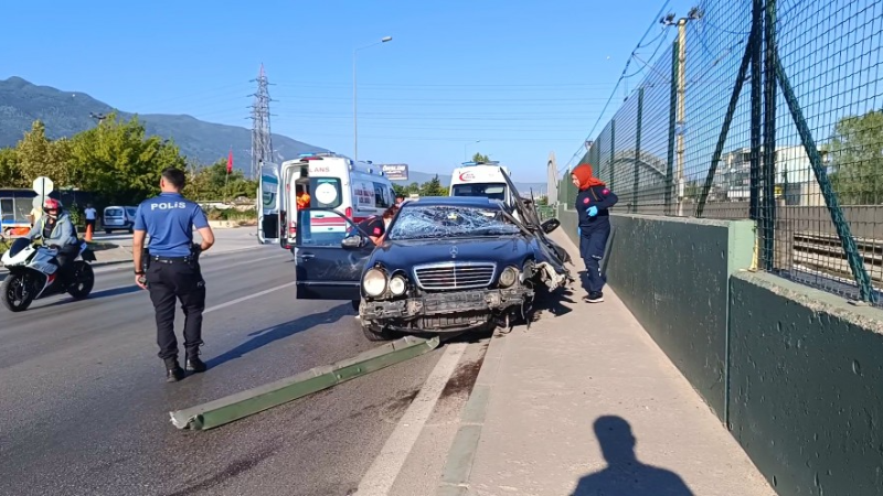 Bursa'da metro duvarına çarpan araç bu hale geldi