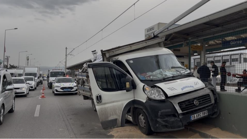 Bursa'da metro seferlerini aksatan kaza!