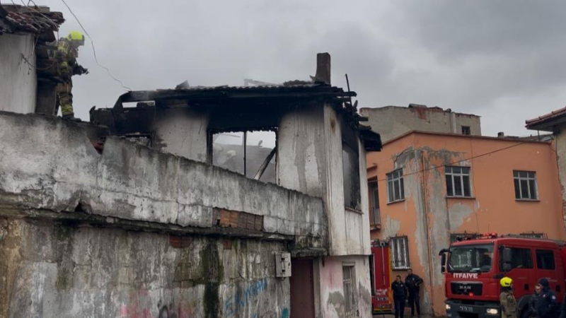 Bursa'da metruk bina alev alev yandı