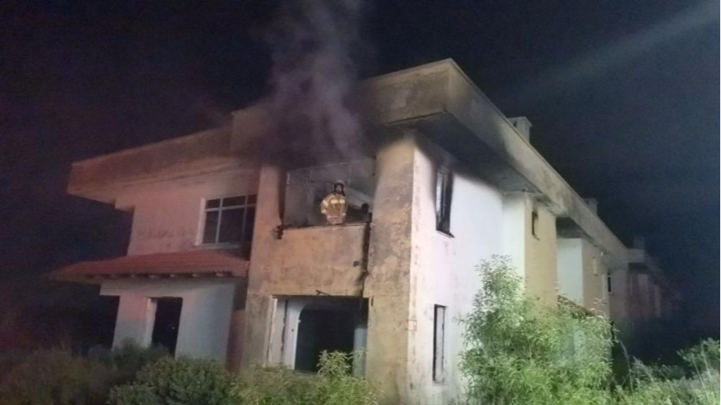 Bursa'da metruk bina alevlere teslim oldu