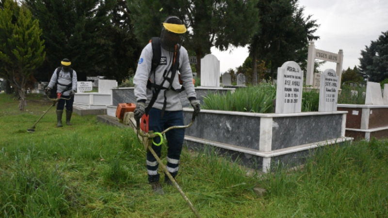 Bursa’da mezarlıklar bayrama hazır