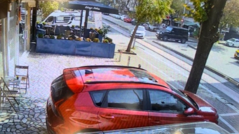 Bursa'da milyonlarca liralık araca çarpmamak için dükkana daldı!