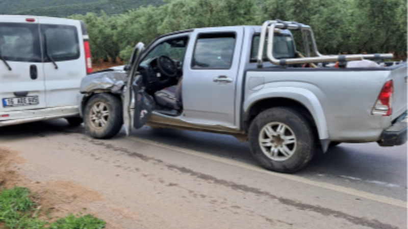 Bursa'da minibüsle kamyonet çarpıştı!
