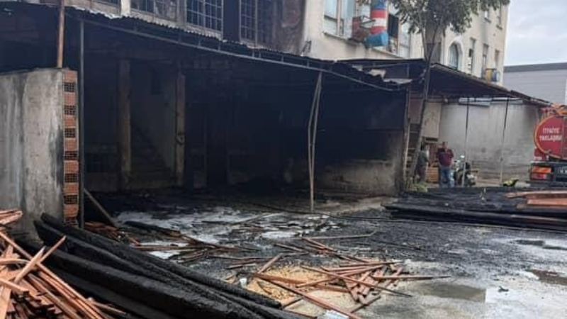 Bursa'da mobilya imalathanesi alev alev yandı
