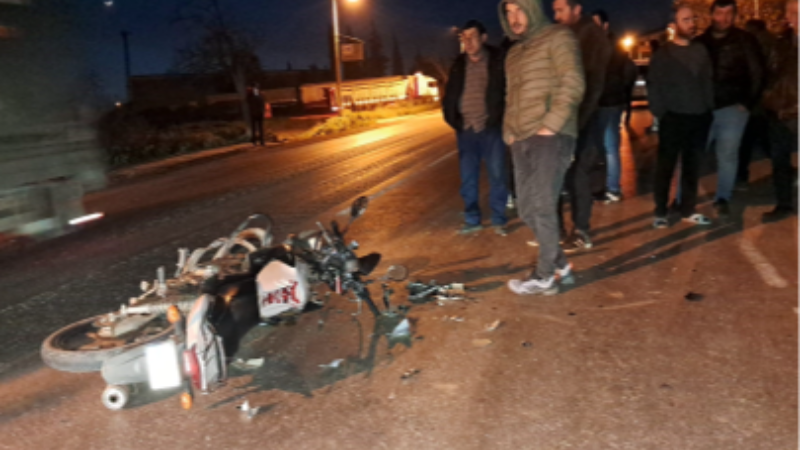 Bursa'da motorsiklet araca çarptı, 3 kişi yaralandı