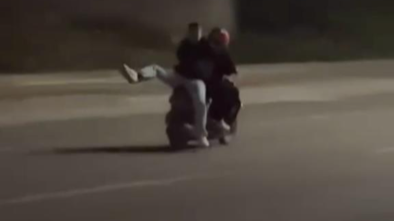 Bursa'da motorsiklet sürücüsünün yaptığına bakın...