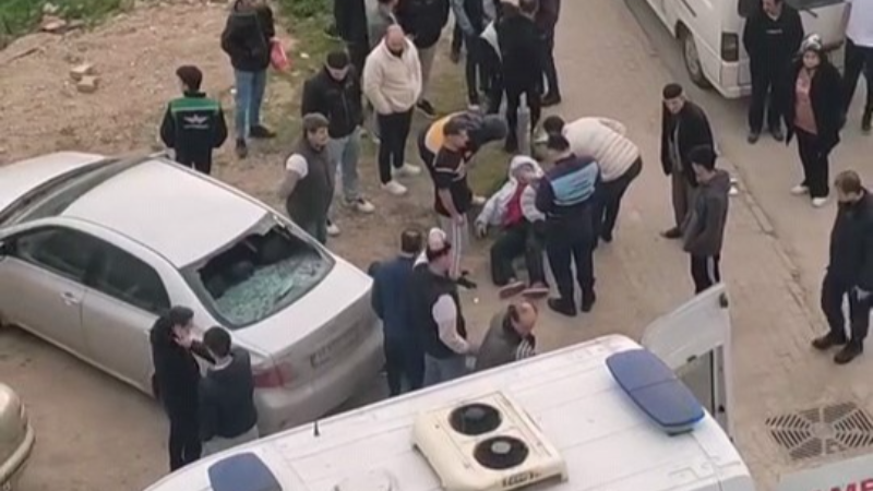 Bursa'da motosiklet kazaları artıyor; Park halindeki iki arabaya çarptı...