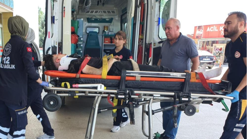 Bursa'da motosiklet sürücüsü dolmuş durağına daldı