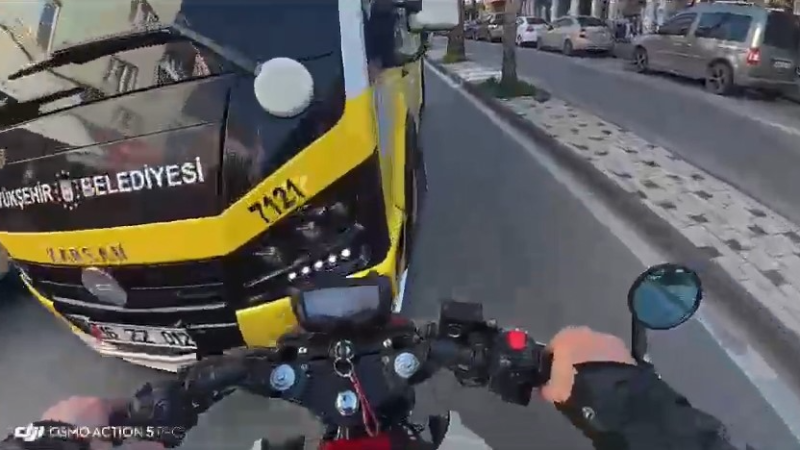 Bursa'da motosikletlinin zor anları; Kazadan bir türlü kaçamadı
