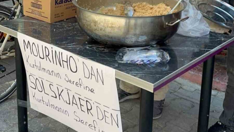 Bursa'da Mourinho ve Solskjr için helva dağıtıldı