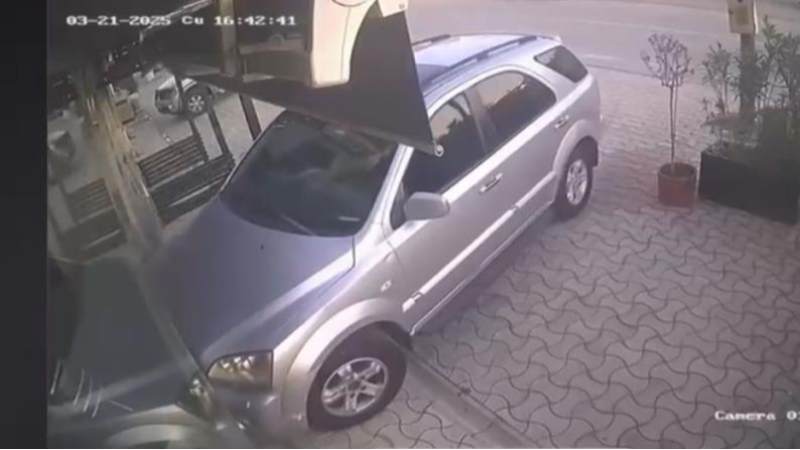 Bursa'da mülk sahibi kiracısının dükkanına araçla daldı