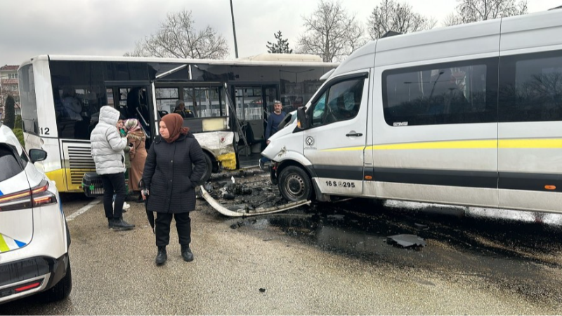 Bursa'da okul servisi otobüsle çarpıştı, yürekler ağza geldi!