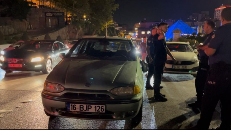 Bursa'da olaylı gece; Yol verme yüzünden araçla ezmeye kalktı