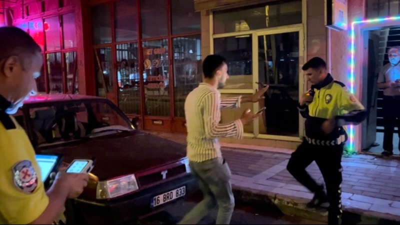 Bursa'da önce koşarak kaçmaya çalıştı, ehliyetini verdiğini anlayınca geri döndü