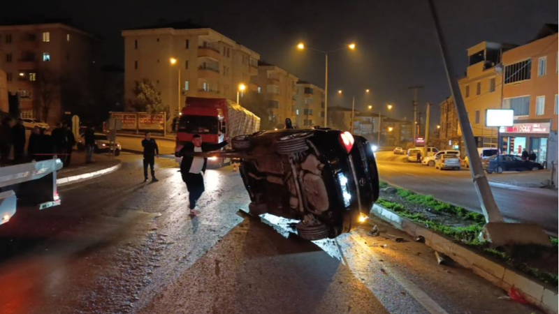 Bursa'da önce takla attı sonra direğe çaptı!