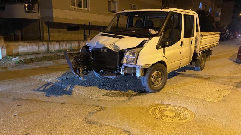 Bursa'da otobüs ile kamyonet birbirine girdi!