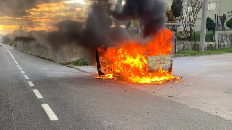 Bursa'da otomobil alev alev yandı