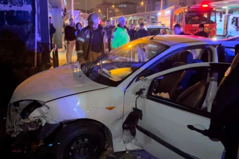 Bursa'da otomobil asılı kaldı; Ölü ve yaralılar var